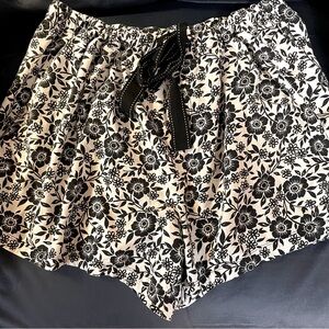 Black and White Floral Pajama Shorts - Size 2X